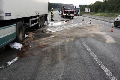 LKW Brand auf der A8 bei Pforzheim-Sued sorgt fuer Verkehrsbehinderungen